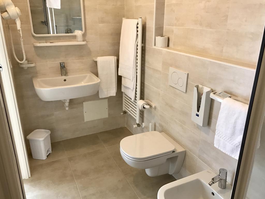 La Lanterna Hotel Garda  Ngoại thất bức ảnh